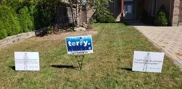 Lawn signs promoting the 2020 Terry Fox Run. (Photo via @runterrychatham on Twitter)