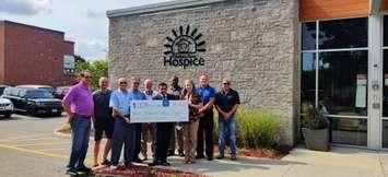 Joining Jodi Maroney – Chatham-Kent Hospice are several members of the 100 Men Who Care Chatham-
Kent Chapter. (Photo courtesy of the Chatham-Kent Hospice Foundation)