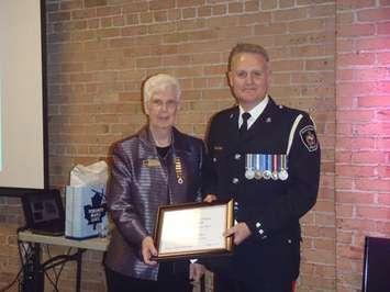 Constable John Hicks receives I.O.D.E award. (Photo courtesy of CKPS)