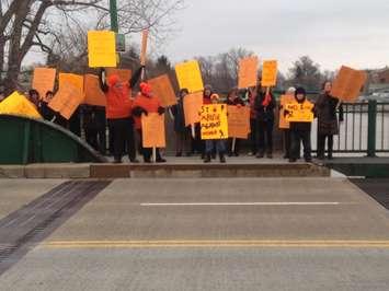 Chatham-Kent residents gather on the 3rd St. Bridge in Chatham to protest violence against women. November 25, 2014. (Photo courtesy of Jenny Pelisek)