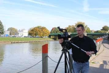 Producer Mark Drewe filming for the documentary "Traverse the Thames" in Chatham. November 1, 2016. (Photo by Natalia Vega)